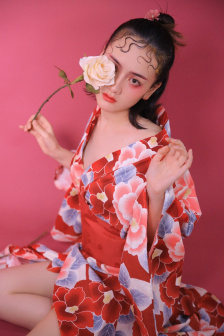 男生女生向前冲女生走光